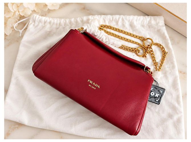 Borsa a tracolla Prada in pelle rossa con catena Tumulte Rosso - vista 4