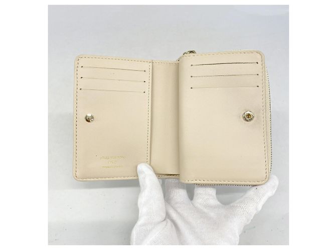 Cartera Louis Vuitton Monogram Embossed Beige - vista 3