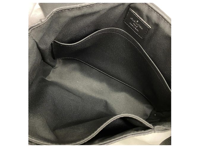 Borsa a tracolla Louis Vuitton Monogram Eclipse District PM Nero - vista 4