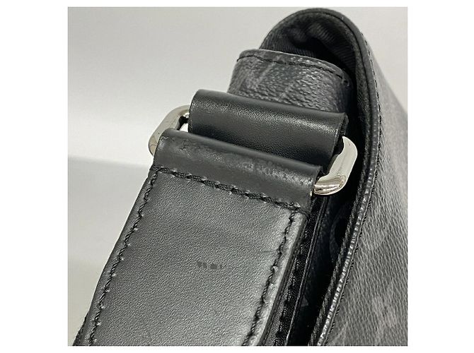 Borsa a tracolla Louis Vuitton Monogram Eclipse District PM Nero - vista 8