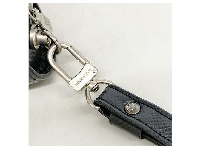 Pochette Louis Vuitton Taiga Baikal Gris - vue 9