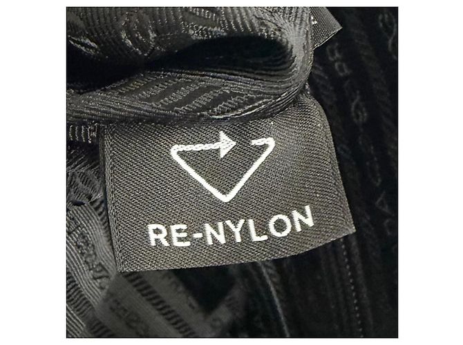Bolsa Tiracolo Prada em Nylon Reciclado com Logotipo Triangular Preto - vista 10
