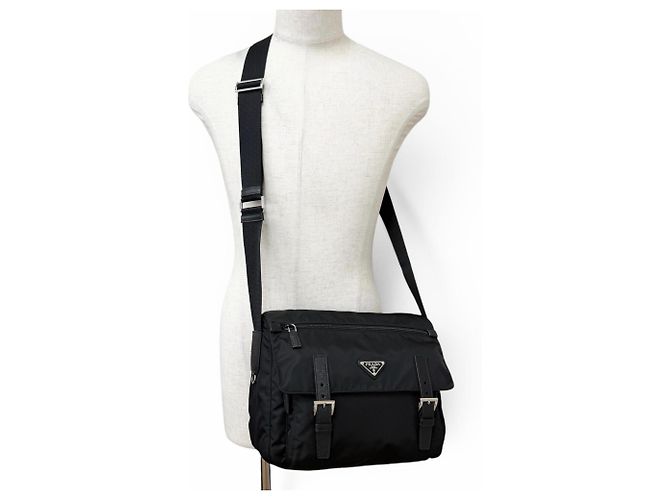 Bolsa Tiracolo Prada em Nylon Reciclado com Logotipo Triangular Preto - vista 2