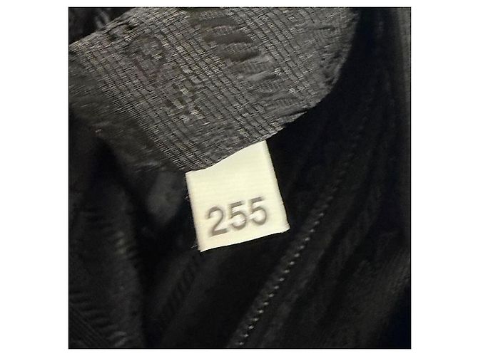 Bolsa Tiracolo Prada em Nylon Reciclado com Logotipo Triangular Preto - vista 9