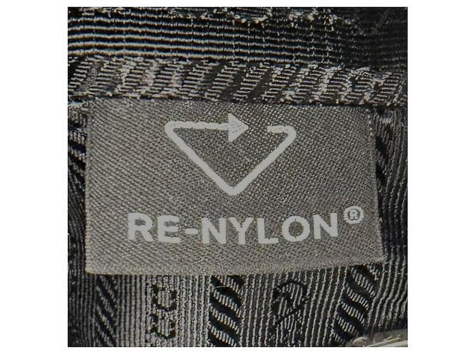 Borsa a tracolla Prada in Re-Nylon con placca logo triangolare Nero - vista 10