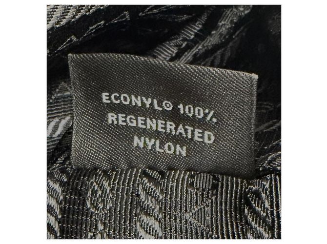 Borsa a tracolla Prada in Re-Nylon con placca logo triangolare Nero - vista 11