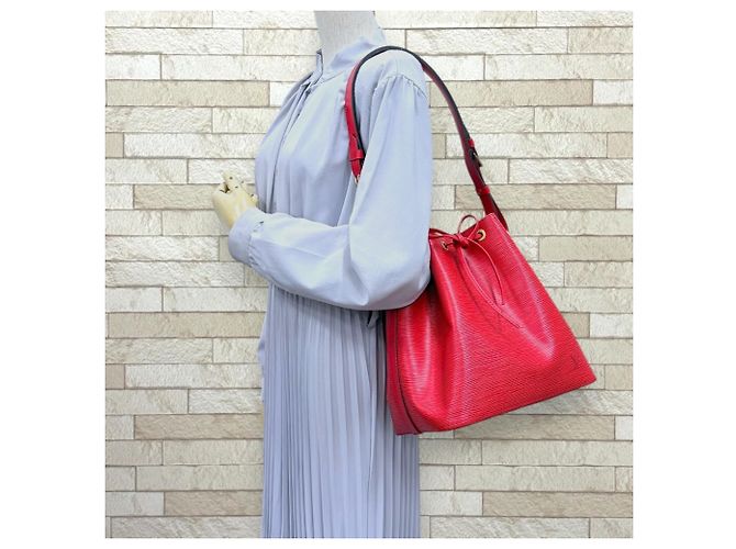 Noe Borsa a tracolla Louis Vuitton Petit Noé Epi Rosso Multicolore - vista 2