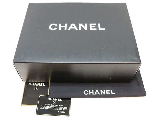 Borsa a tracolla Chanel in pelle d'agnello matelassé nera Nero - vista 13