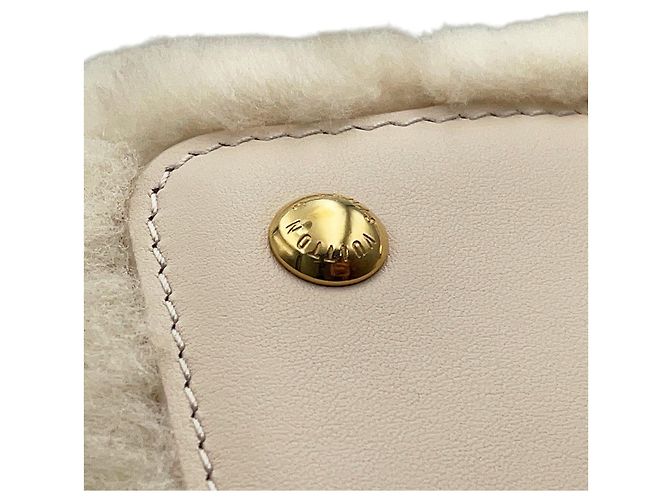 Borsa a mano Louis Vuitton Capsneau Capucines in shearling Crudo - vista 9