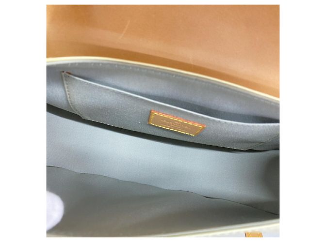 Borsa a tracolla Louis Vuitton Vernis Biscayne Bay PM Bianco - vista 4