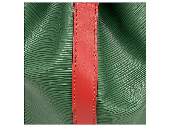 Noe Borsa a tracolla Louis Vuitton Epi Petit Noé Rosso - vista 10