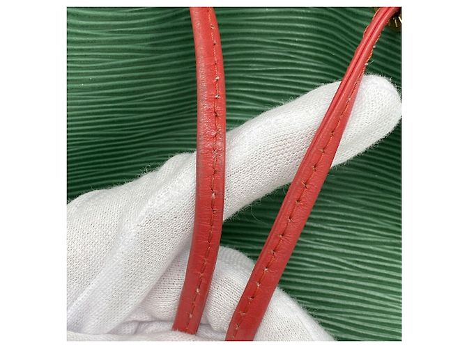 Noe Borsa a tracolla Louis Vuitton Epi Petit Noé Rosso - vista 9
