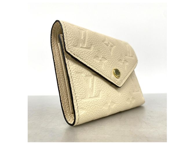 Carteira Louis Vuitton Tri-fold em Cream Cru - vista 2