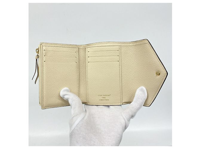 Carteira Louis Vuitton Tri-fold em Cream Cru - vista 3
