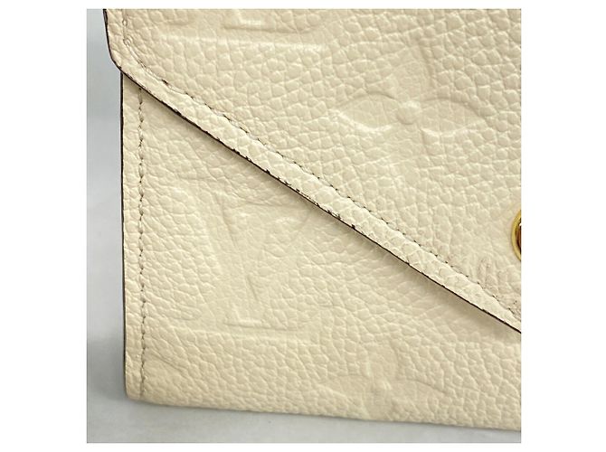 Carteira Louis Vuitton Tri-fold em Cream Cru - vista 6