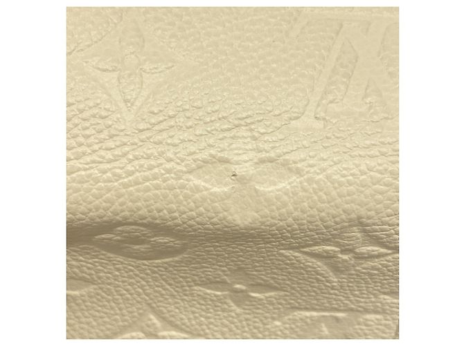 Carteira Louis Vuitton Tri-fold em Cream Cru - vista 8