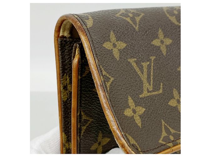 Bolso de hombro Louis Vuitton Monogram Pochette Twin GM Castaño - vista 7