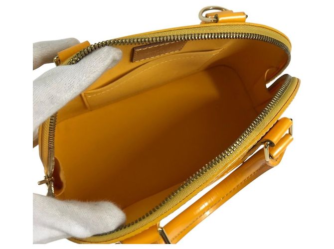Borsa Louis Vuitton Monogram Vernis Alma BB Giallo - vista 9