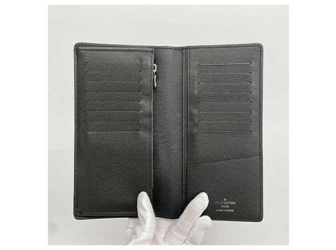 Louis Vuitton Taiga Portefeuille Brazza Long Wallet Preto - vista 3
