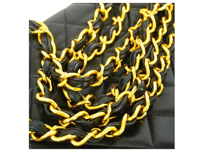 Sac à épaule Chanel en agneau noir - vue 9