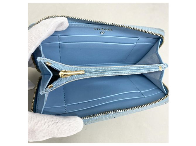 Monedero Chanel de piel de becerro granulada azul claro - vista 3