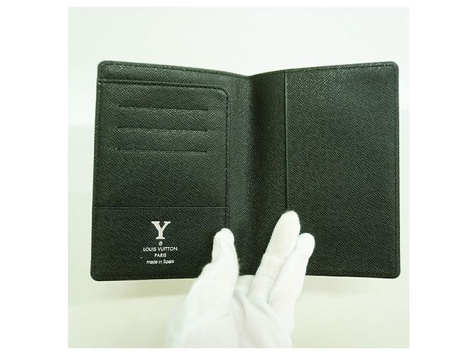 Capa de Passaporte Louis Vuitton em Ardoise Cinza - vista 3
