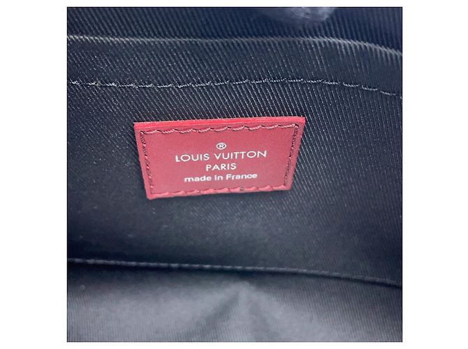 Sac à main Louis Vuitton Monogram Shearling Keepall Bandoulière 25 Noir - vue 16