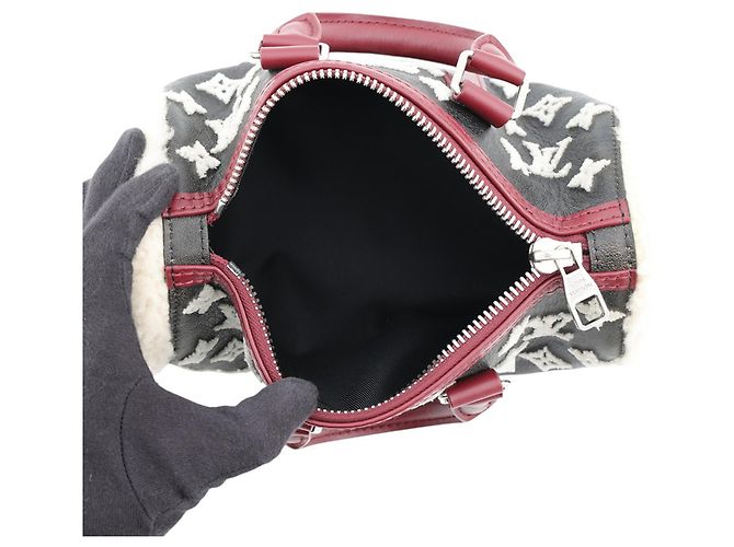 Sac à main Louis Vuitton Monogram Shearling Keepall Bandoulière 25 Noir - vue 6