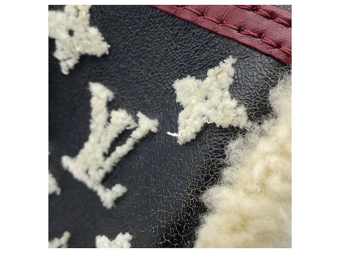 Sac à main Louis Vuitton Monogram Shearling Keepall Bandoulière 25 Noir - vue 9