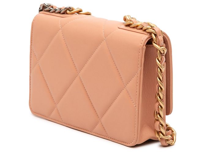 Chanel 19 Wallet on Chain em pele de cordeiro acolchoada rosa - vista 2