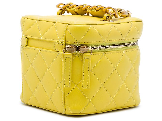 Chanel Vanity Case Small CC Matelassé in Pelle d'Agnello Gialla con Catena Giallo - vista 2