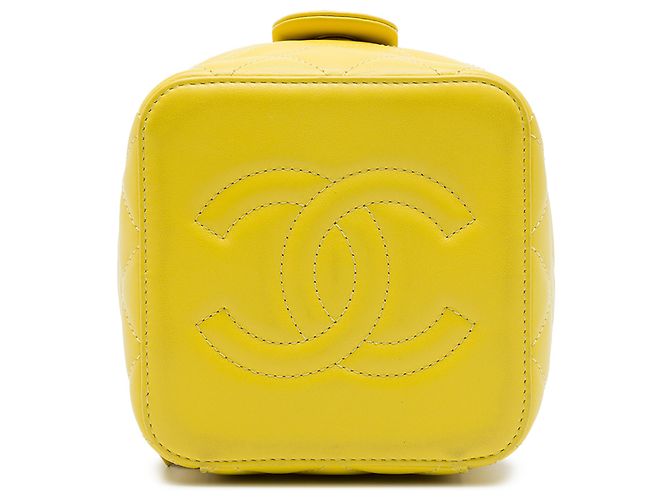 Chanel Vanity Case Small CC Matelassé in Pelle d'Agnello Gialla con Catena Giallo - vista 3
