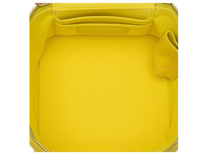 Chanel Vanity Case Small CC Matelassé in Pelle d'Agnello Gialla con Catena Giallo - vista 4
