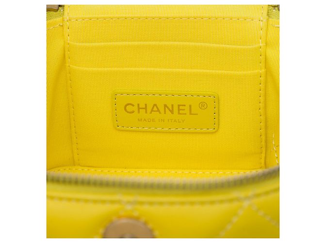 Chanel Vanity Case Small CC Matelassé in Pelle d'Agnello Gialla con Catena Giallo - vista 5