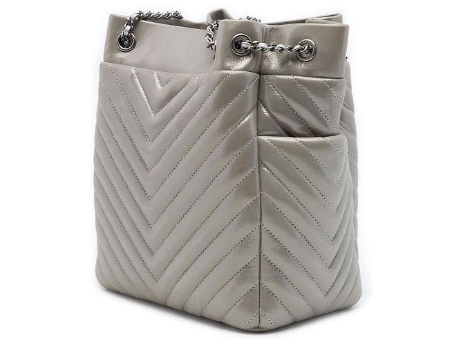 Borsa secchiello Chanel Urban Spirit Small in vitello iridescente argento con motivo Chevron - vista 2