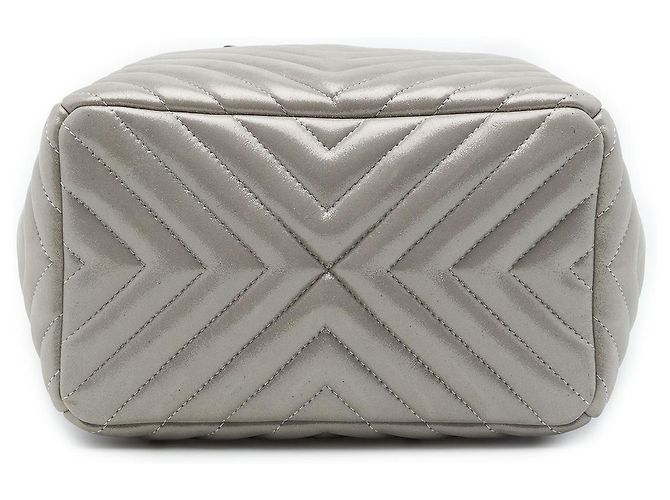 Borsa secchiello Chanel Urban Spirit Small in vitello iridescente argento con motivo Chevron - vista 3