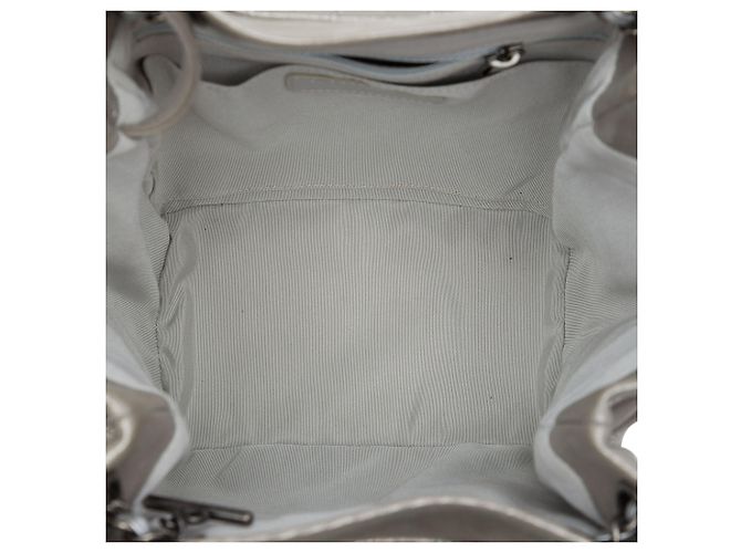 Borsa secchiello Chanel Urban Spirit Small in vitello iridescente argento con motivo Chevron - vista 4