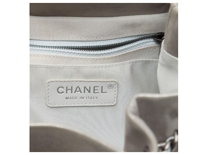 Borsa secchiello Chanel Urban Spirit Small in vitello iridescente argento con motivo Chevron - vista 5