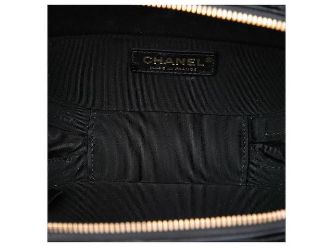 Necessaire Chanel Black Small CC Quilted Crumpled Calfskin Vanity Case Nero - vista 4