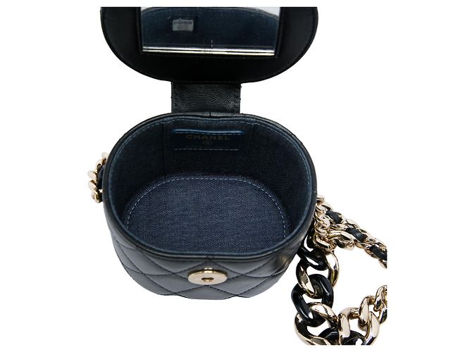 Chanel Mini Round Vanity Case aus schwarzem gestepptem Lammleder mit Kette - Ansicht 4