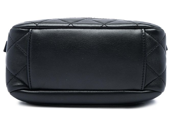 Bolsa Camera Chanel Beauty Begins em pele de cordeiro acolchoada preta com tachas Preto - vista 3
