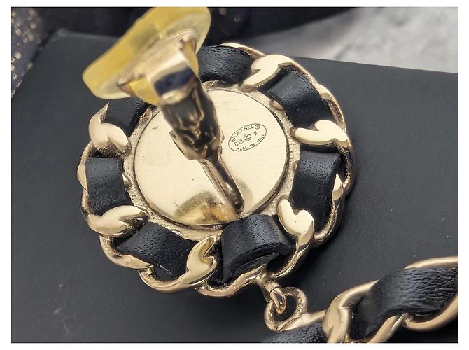 Orecchini a clip Chanel CC in oro B18K e pelle nera Nero D'oro - vista 10