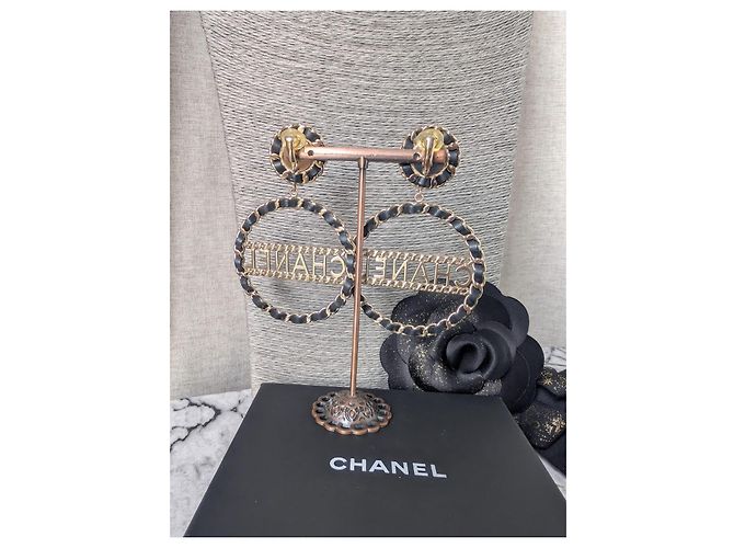 Orecchini a clip Chanel CC in oro B18K e pelle nera Nero D'oro - vista 12