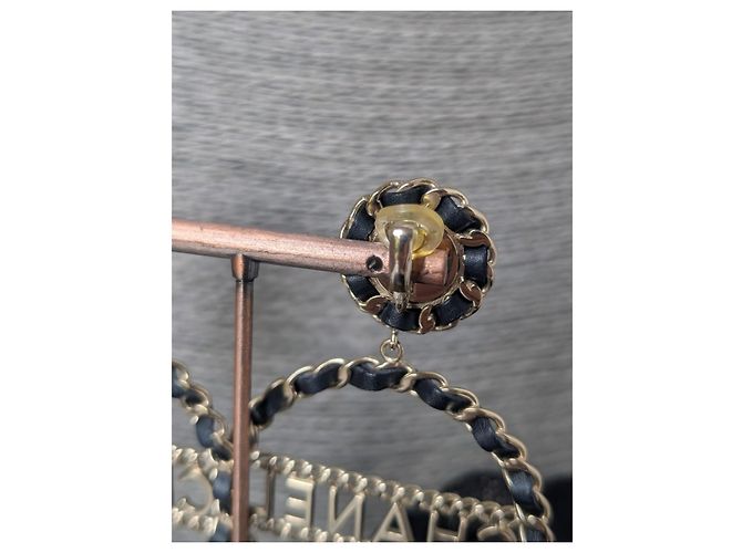 Orecchini a clip Chanel CC in oro B18K e pelle nera Nero D'oro - vista 15