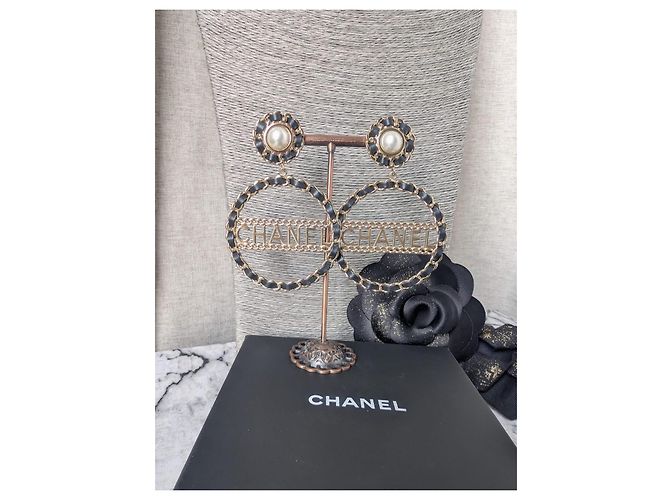Orecchini a clip Chanel CC in oro B18K e pelle nera Nero D'oro - vista 2