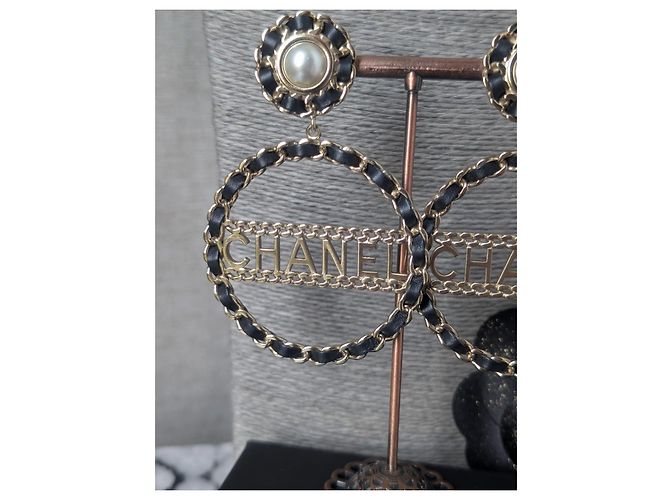 Orecchini a clip Chanel CC in oro B18K e pelle nera Nero D'oro - vista 3