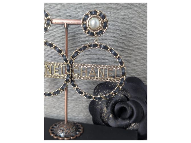Orecchini a clip Chanel CC in oro B18K e pelle nera Nero D'oro - vista 4
