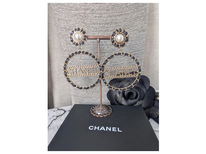 Orecchini a clip Chanel CC in oro B18K e pelle nera Nero D'oro - vista 5