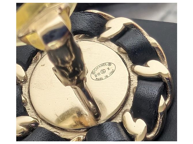 Orecchini a clip Chanel CC in oro B18K e pelle nera Nero D'oro - vista 6