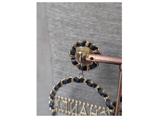 Orecchini a clip Chanel CC in oro B18K e pelle nera Nero D'oro - vista 9